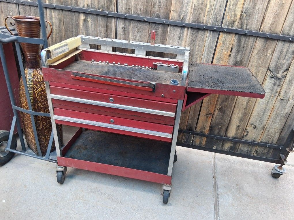 Rolling tool chest with tools