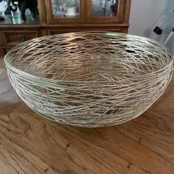 Large Decorative Metal Gold Toned Basket in Excellent Condition - Shaped Like a Bird’s Nest