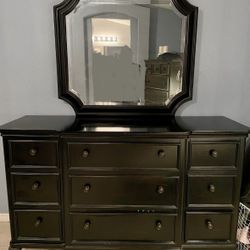 🪞 Beautiful Black Dresser with Mirror 