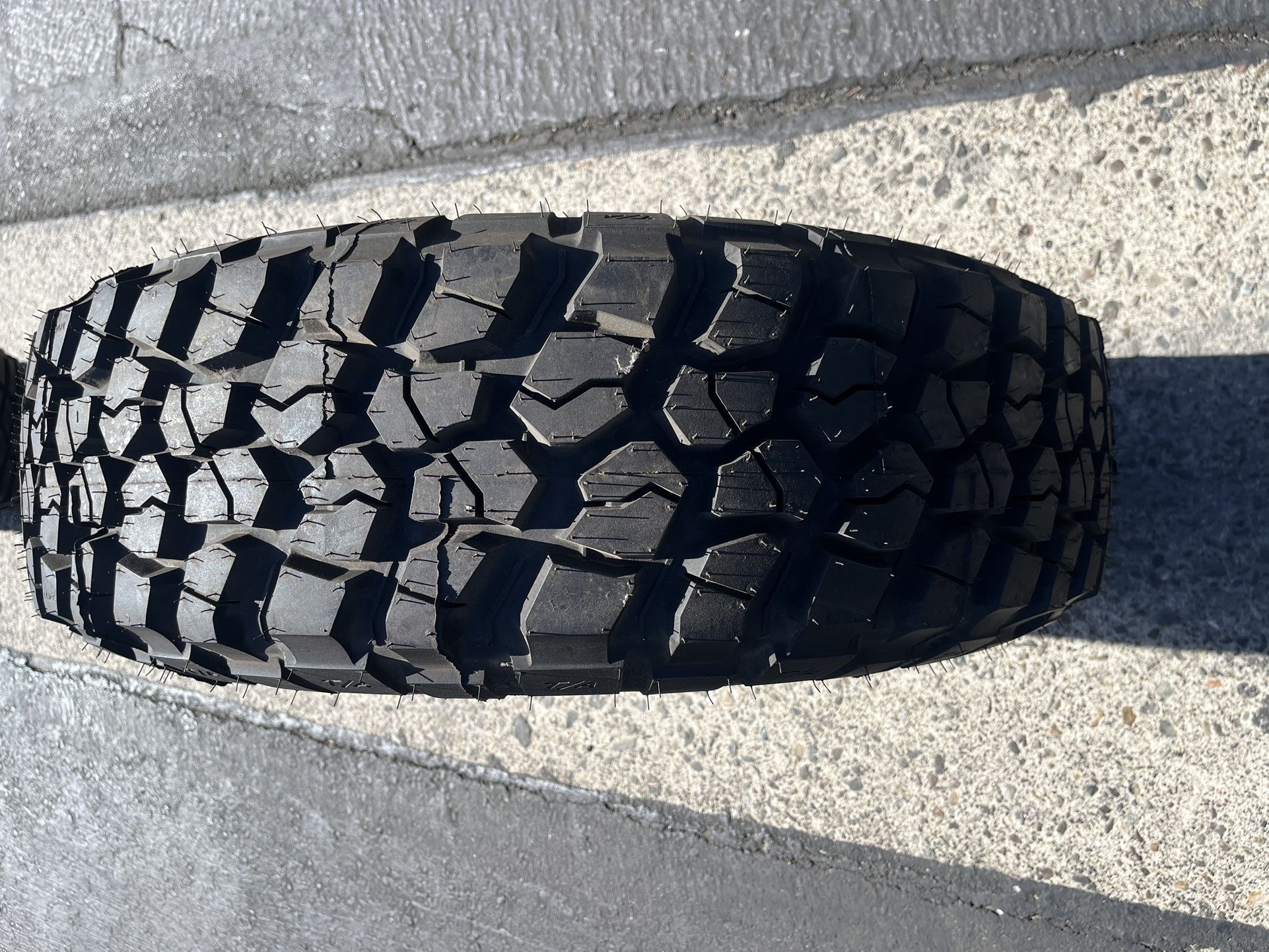 (ONLY 1) 255/80R17 Bfgoodrich Mud Terrain KM2