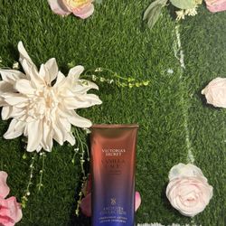 Victoria's Secret Archives Vanilla Lace Lotion 236mL Vanilla Scent Moisturizer