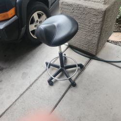 Pnuematic Hairdressers Chair  Excellent Condition  $30