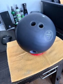 Hammer Black Pearl Urethane 14lb bowling ball.