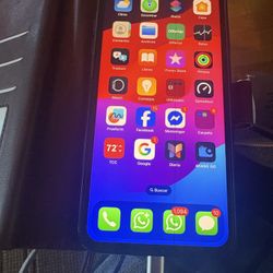 iPhone Xs 64GBs factory unlocked. Needs new battery  Telefono iPhone Xs 64 Gbs desbloqueado de fabrica. Necesita nueva bateria.