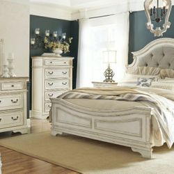 Realyn Chipped White Panel Bedroom Set

