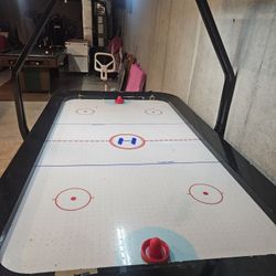 HARVARD BRAND AIR HOCKEY TABLE