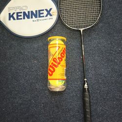 Badminton racket With 3 tennis balls