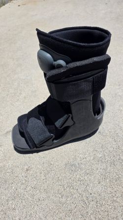 Breg Fixed Ankle Walker Short, a medical device, Size M, foot and ankle immobilization, Used, GREAT
