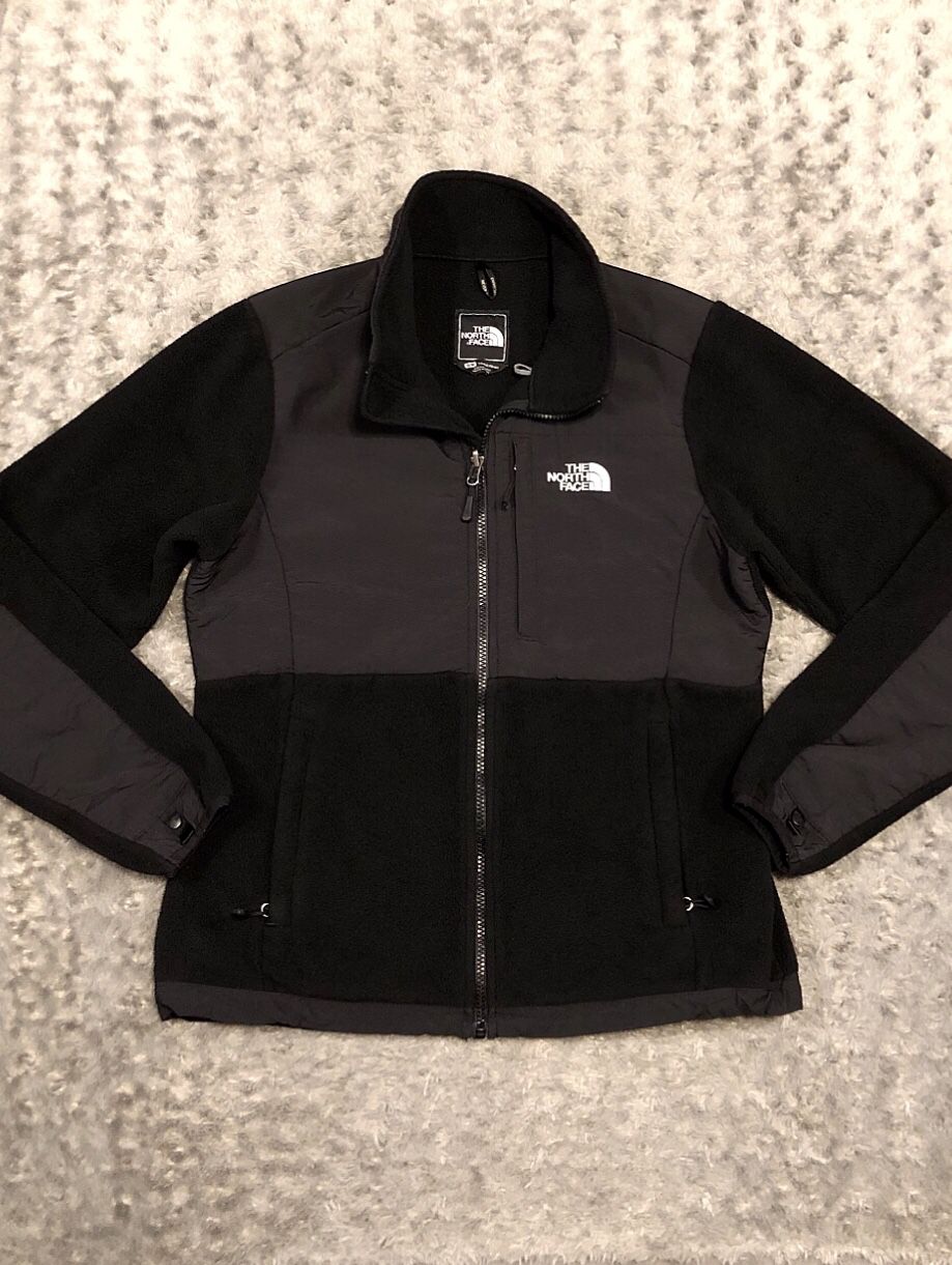 Women’s North Face Denali Jacket paid $185 Size M Great condition! No rips, tears, stains or damage. Very comfortable and warm! Features Recycled Pol