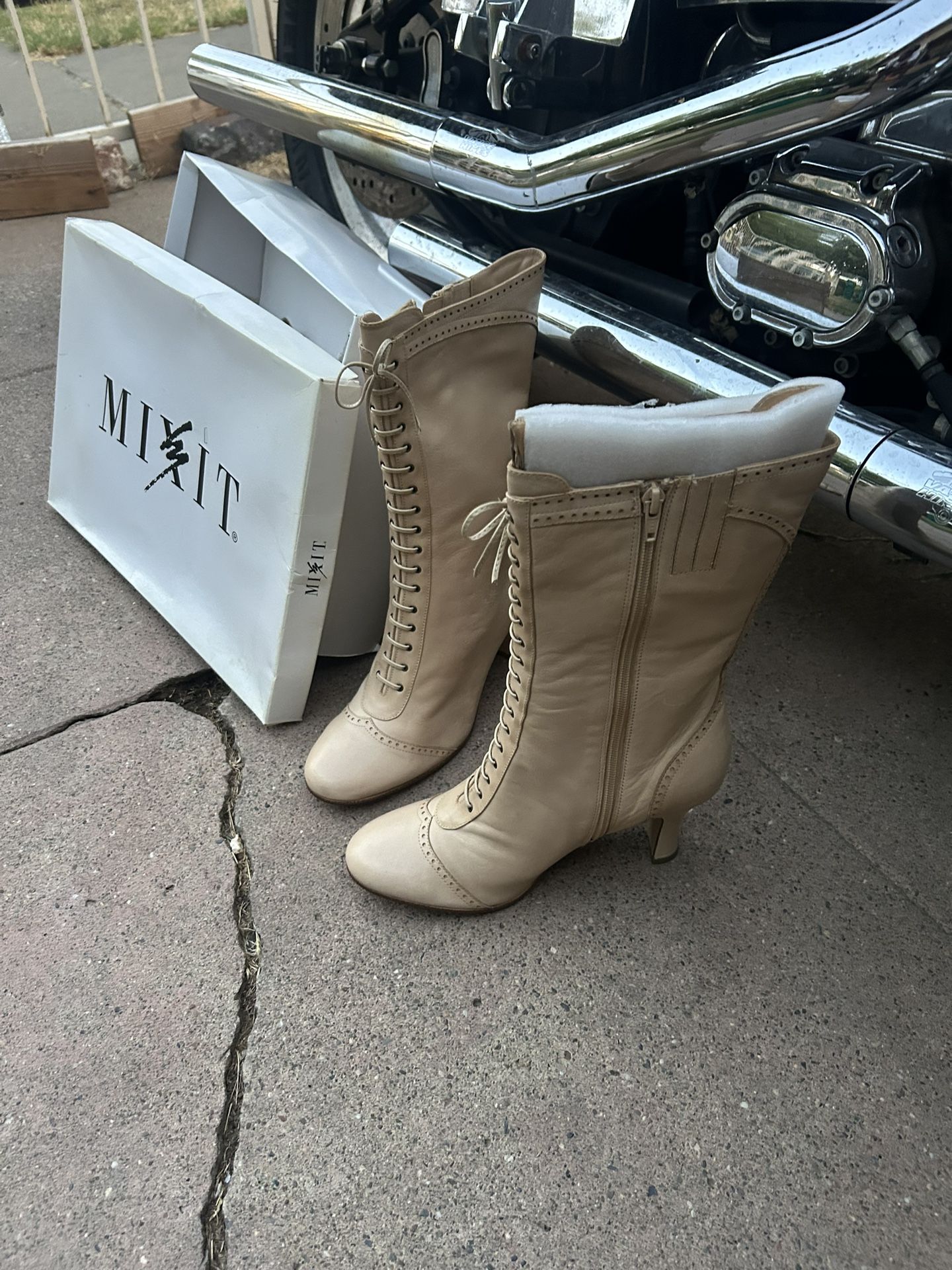 Woman’s Boots Lavish (44 OBO)
