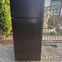 GE Refrigerator Apartment Size Excellent Working Condition🕊️