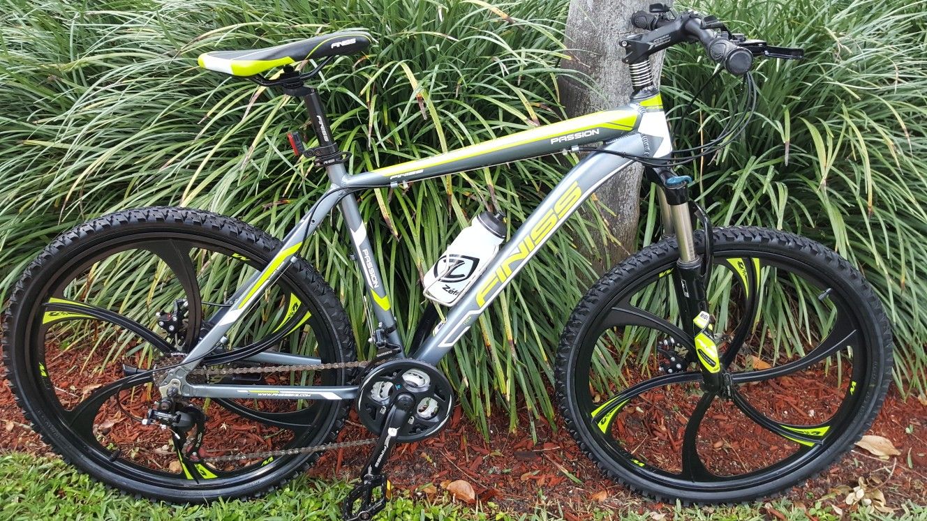 FINISS PASSION 305.Aluminum 21 Speed Mountain Bike. ALMOST NEW. MINT CONDITION.