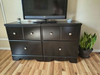 2 matching black nightstands