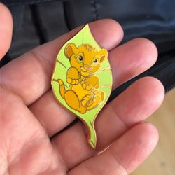 RARE PINS DISNEY DISNEYLAND: BABY LION KING ON A LEAF