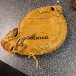 MIZUNO.  LEFT HSND THTOW. FRIST. BASE MANS. MITT.    50  BUCKS