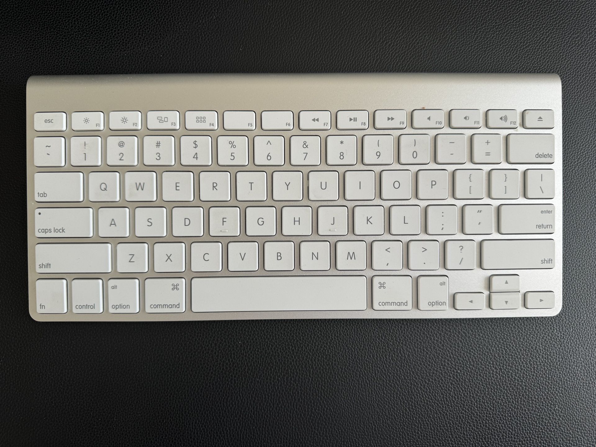 Apple A1314 Wireless Keyboard - Used but in excellent condition