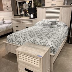 Queen Or King Bedroom Set new! / Juego De Recámara De Madera Color Claro