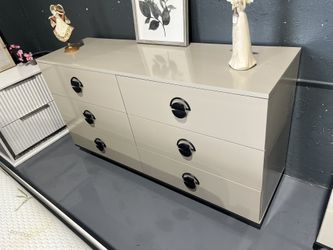 DRESSER GLOSSY CREAM