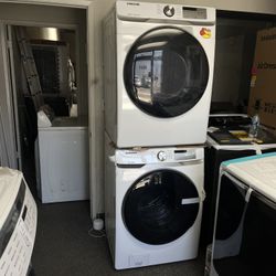 SAMSUNG STEAM WASHER AND GAS DRYER IN WHITE