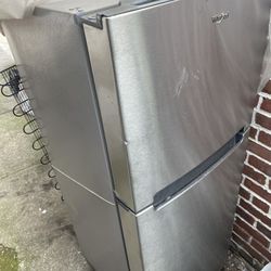 Whirlpool 17.6-cu ft Top-Freezer Refrigerator (Monochromatic Stainless Steel)