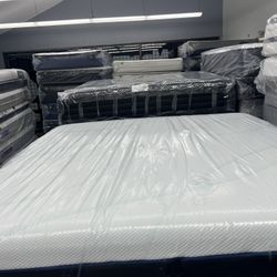KING SIZE TEMPURPEDIC LUXEADAPT (SOFT) MATTRESS & BOX SPRINGS BED SET