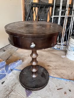 Beautiful Ethan Allan Cherrywood end table