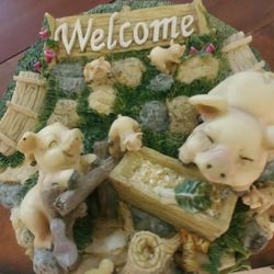 Welcome Plaque With 3d Pigs Family