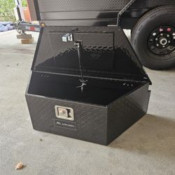 BRAND NEW TONGHE TRAILER TOOL BOX ALUMINUM DIAMOND COLOR BLACK 39" COMES SET KEYS IF SOMEBODY INTERESTED PLEASE TEXT ME ANY TIME HABLO ESPAÑOL THANKS