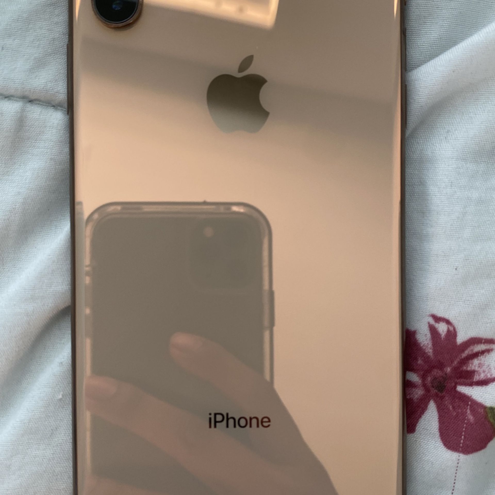 iPhone Xs Rose Gold , Unlocked For Any Carrier , Works Perfectly Fine , No Scratches , No Cracks Price Is Negotiable
