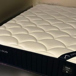 $380 OBO DreamCloud Queen Hybrid Mattress – Excellent Condition