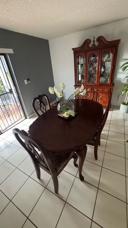 Juego de comedor de 6 sillas con vitrina y espejo