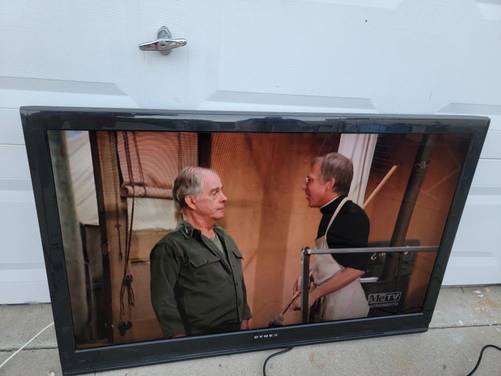 DYNEX 47 INCH LCD TELEVISION