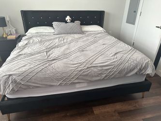 King size bed/Sealy mattress w/ cover