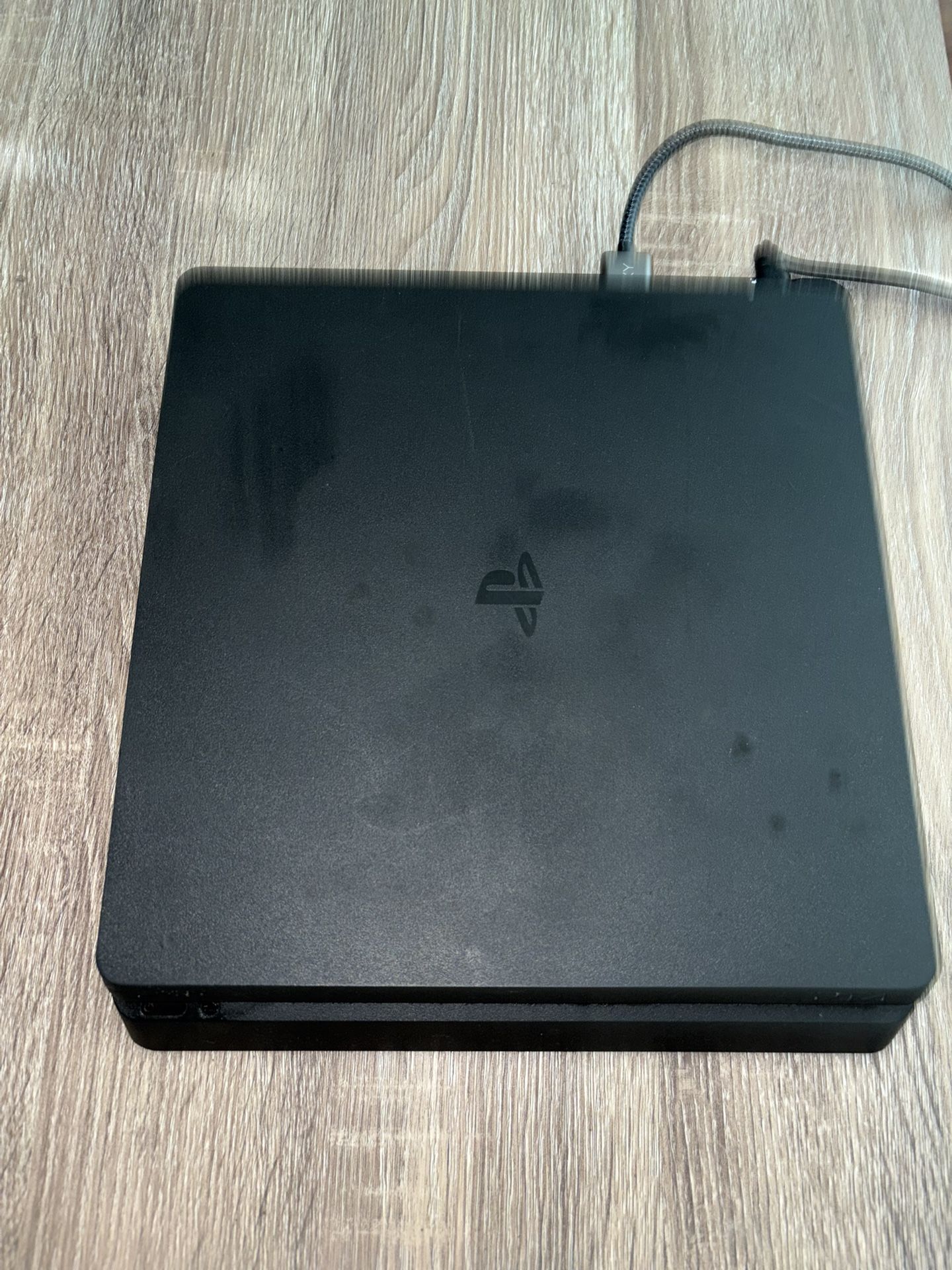 PLAYSTATION 4 SLIM