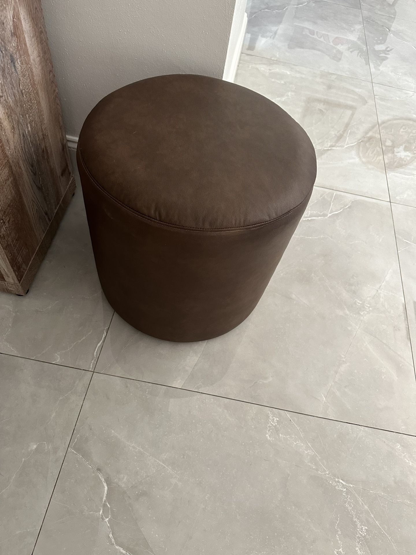 Brown Ottoman PRICE IS NEGOTIABLE!!