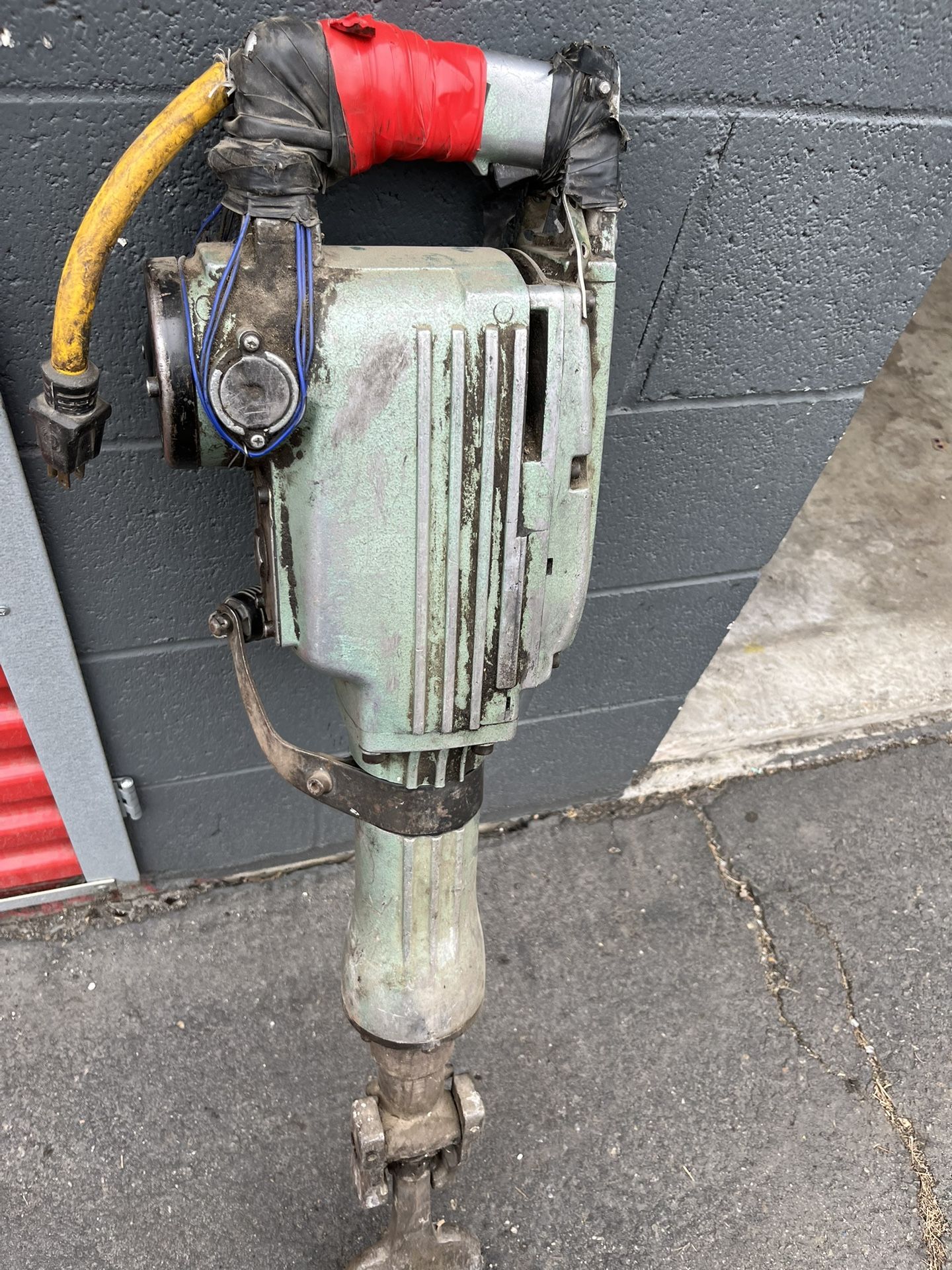 JACK HAMMER MAKITA IN GOOD WORKING CONDITION
