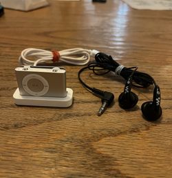 Apple iPod Shuffle A1204 Silver Gray In Excellent Condition, Charger Stand & Black Headphones Set