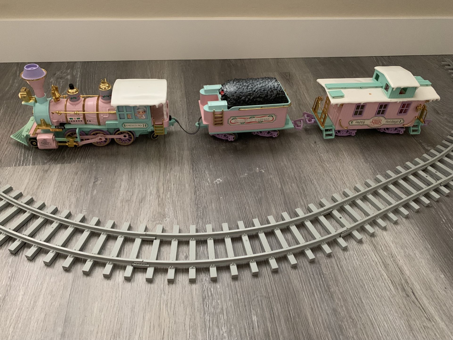 PRECIOUS MOMENTS SUGAR TOWN HOLIDAY EXPRESS TRAIN SET PASSENGER CARGO CARS LOT