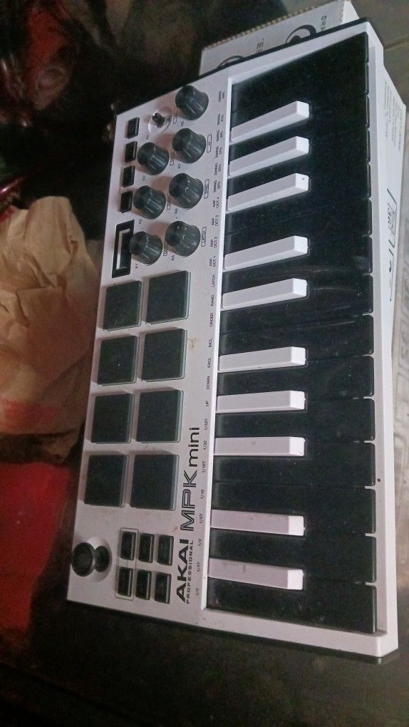 Akai MPK Mini MK3 Keyboard and Pad Controller