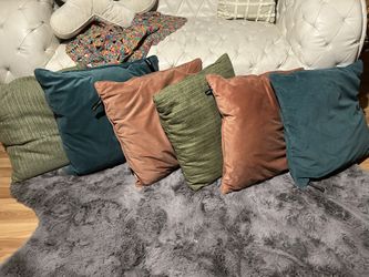 Set of 6 throw pillows for couch or bed- $40- READ Description 