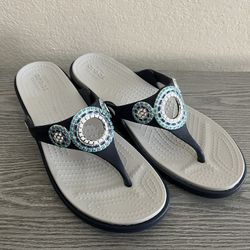 CROCS Sanrah Diamante Women's 8 Turquoise Jeweled Thong Blue Wedge Sandals