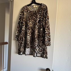 Chico’s Animal Print Square Neck Tunic with a pockets on the side and fake buttons on the back, no iron, size 2