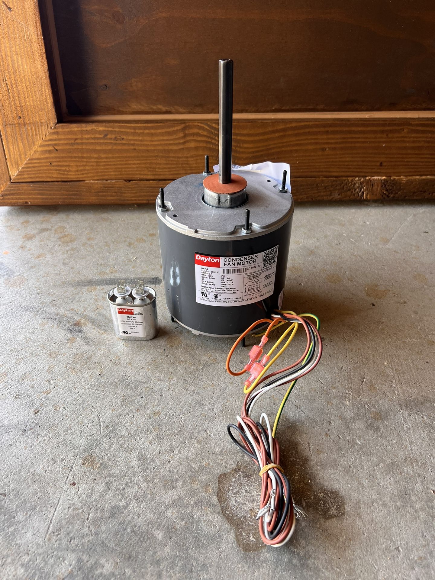 New: Dayton Condenser Fan Motor 4M207BG