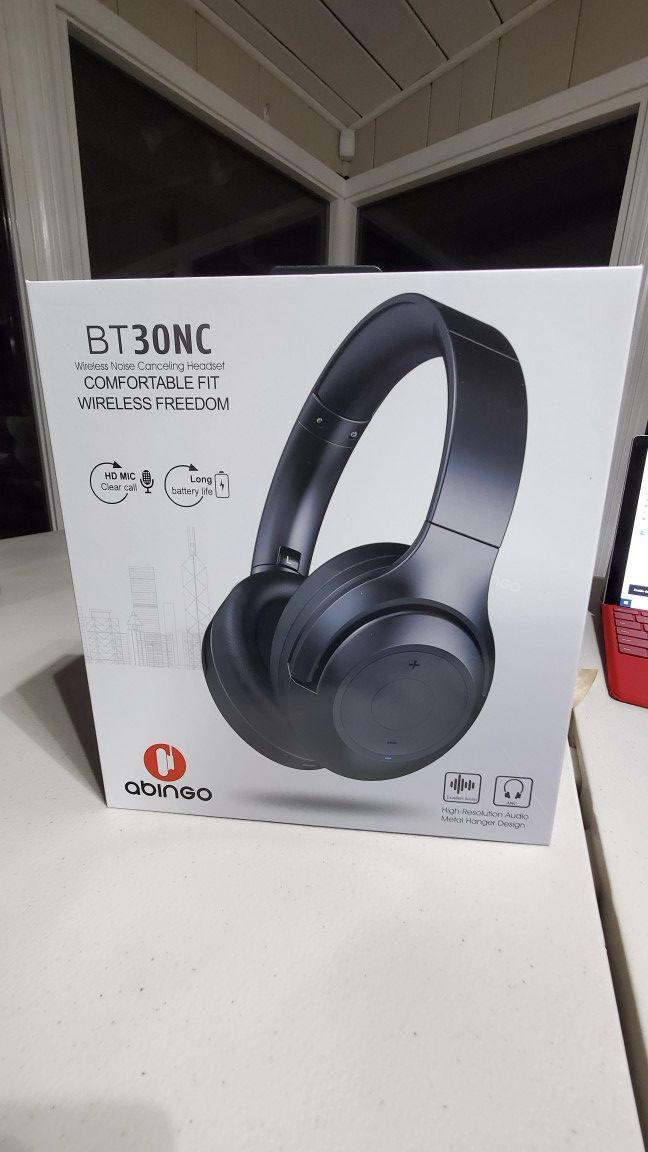 Wireless bluetooth noise cancelling headphones (NEW)