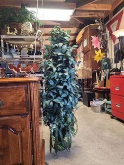 Lighted faux plant in nice planter
4.5' foot tall x 18"w