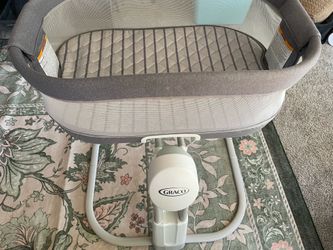 Swinging Graco baby bassinet