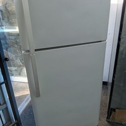 Kenmore white Apartment Size Refrigerator And Top Freezer 