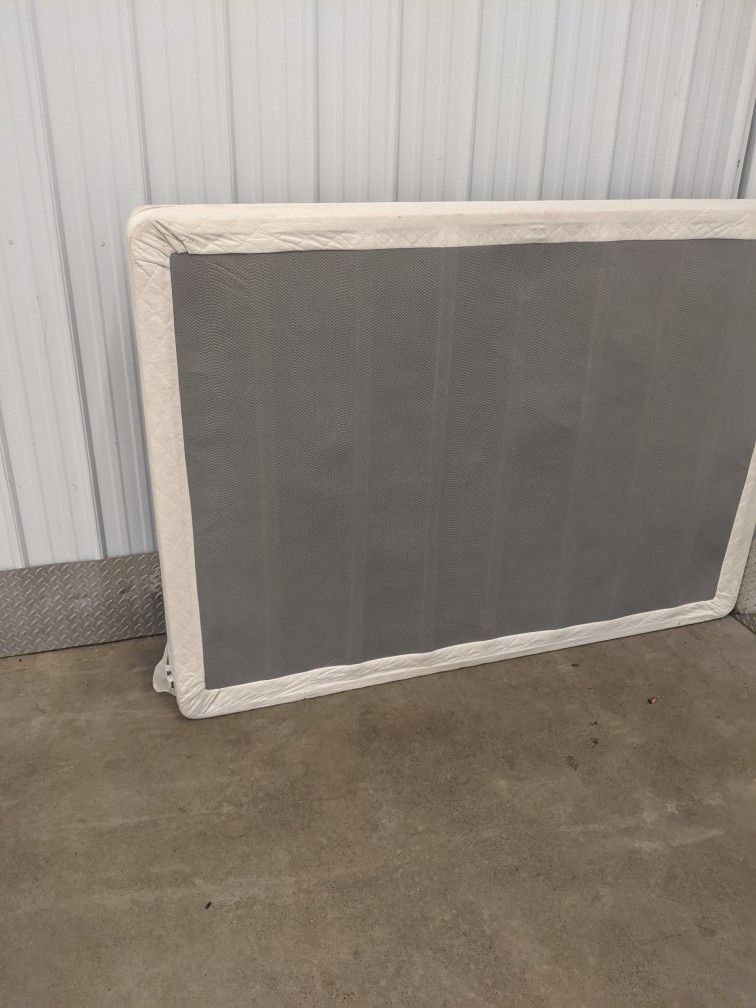 Queen Box Spring 50$