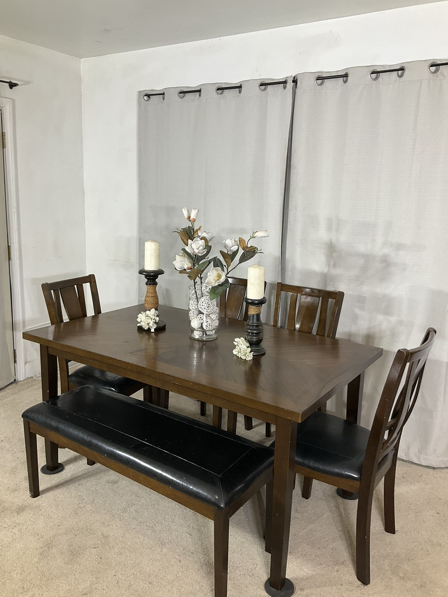 Dining Table With 4 Chairs & Bench PERFECT FOR THE HOLIDAYS! 💰PRICE DROP!! 💵