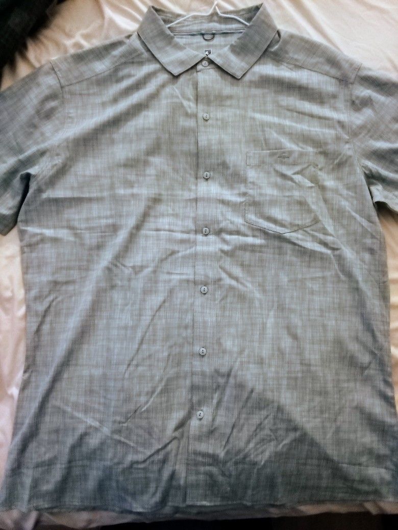 Barely Used KÜHL Short-Sleeve Button-Up Shirt (Men's Large)